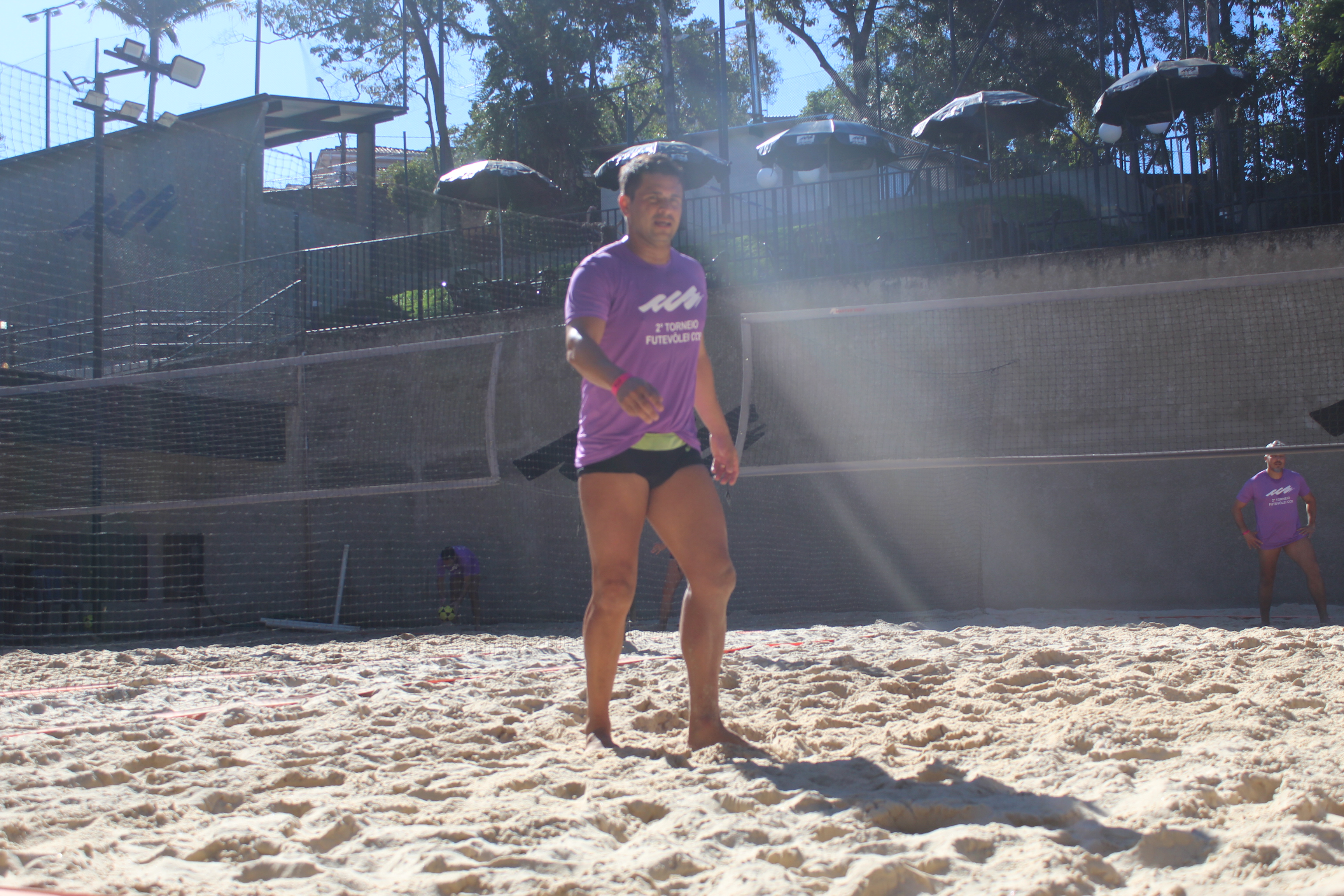 Camiseta preta personalizada 100% poliamida para o evento Torneio de Futevôlei.